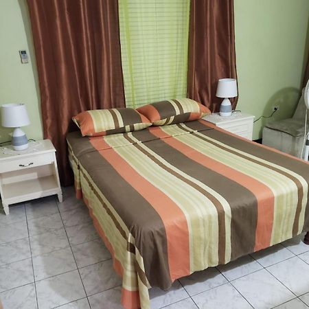 Finest Accommodation Renfrew Place 4-12 Renfrew Rd 2 Bedroom 2 Bat Apt # 15 New Kinston Jamaica Kingston Dış mekan fotoğraf